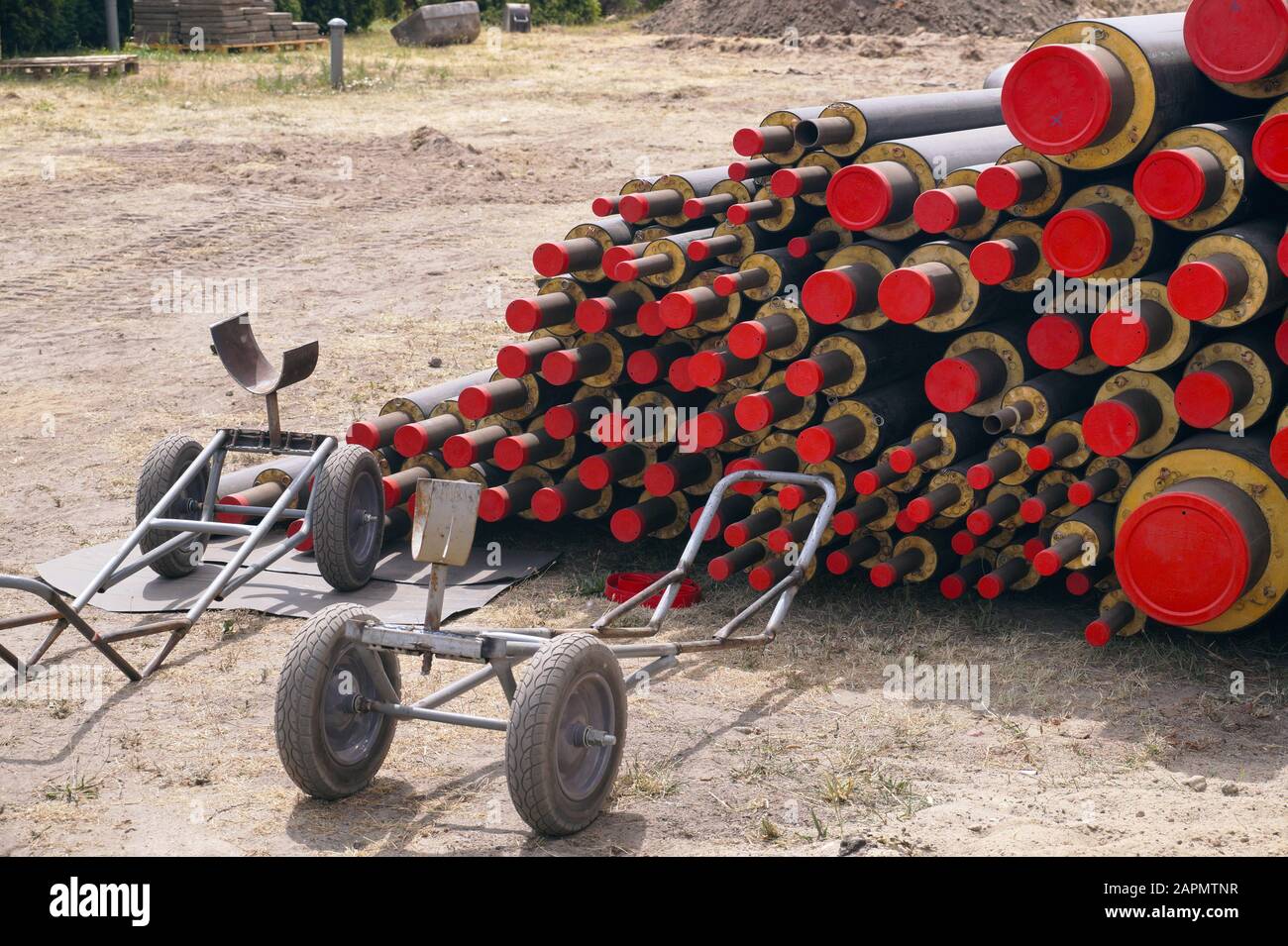 Depot zum Erwärmen von Rohren verschiedener Durchmesser, Trolleys zum Transport von Rohren. Baustelle. Stockfoto