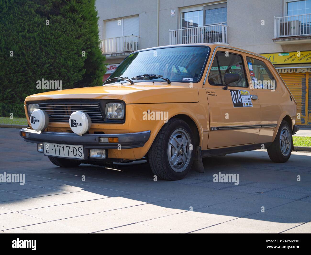 Montmelo, SPANIEN - 30. NOVEMBER 2019: 1977 PLATZ 127 Especial (Serie 2) an den Straßen der Stadt Stockfoto