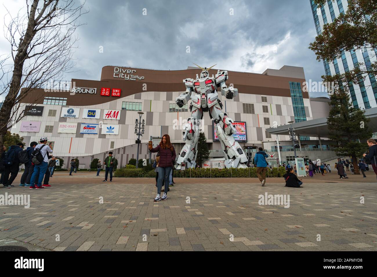 Tokio, JAPAN - 28. MÄRZ 2019: Unidentifizierter Tourist besuchte die Statue von Gundam vor dem DiverCity Tokyo Plaza, Japan Stockfoto
