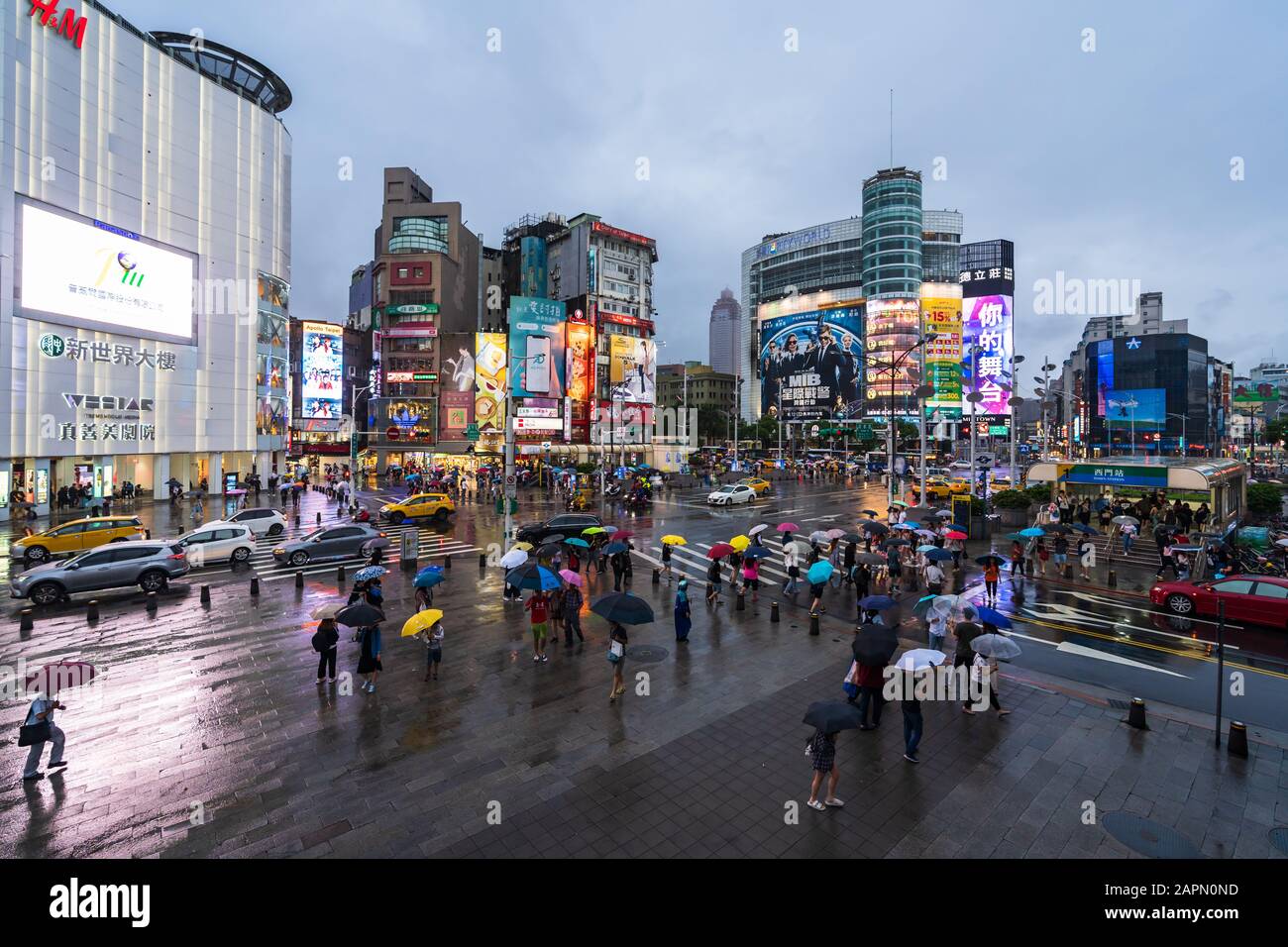 Taipeh, Taiwan - 8. Juni 2019: Verkehr und Menschen, die auf einem Querswalk mit fallendem Regen in Ximending in Taipeh, Taiwan, spazieren gehen. Ximending ist die berühmte Mode Stockfoto