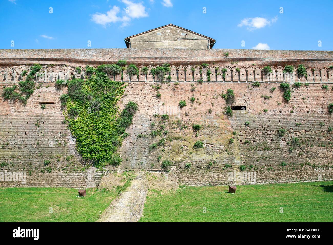 Rocca Sforzesca (Ausschnitt), eine restaurierte Steinburg aus dem 14. Jahrhundert in Imola, Italien. Stockfoto