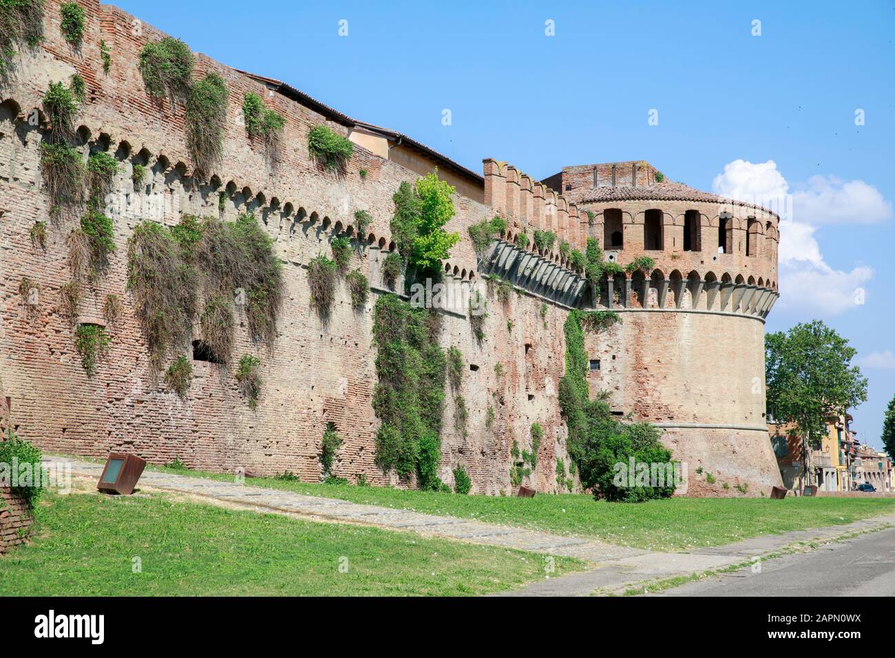 Rocca Sforzesca, eine restaurierte Steinburg aus dem 14. Jahrhundert in Imola, Italien. Stockfoto