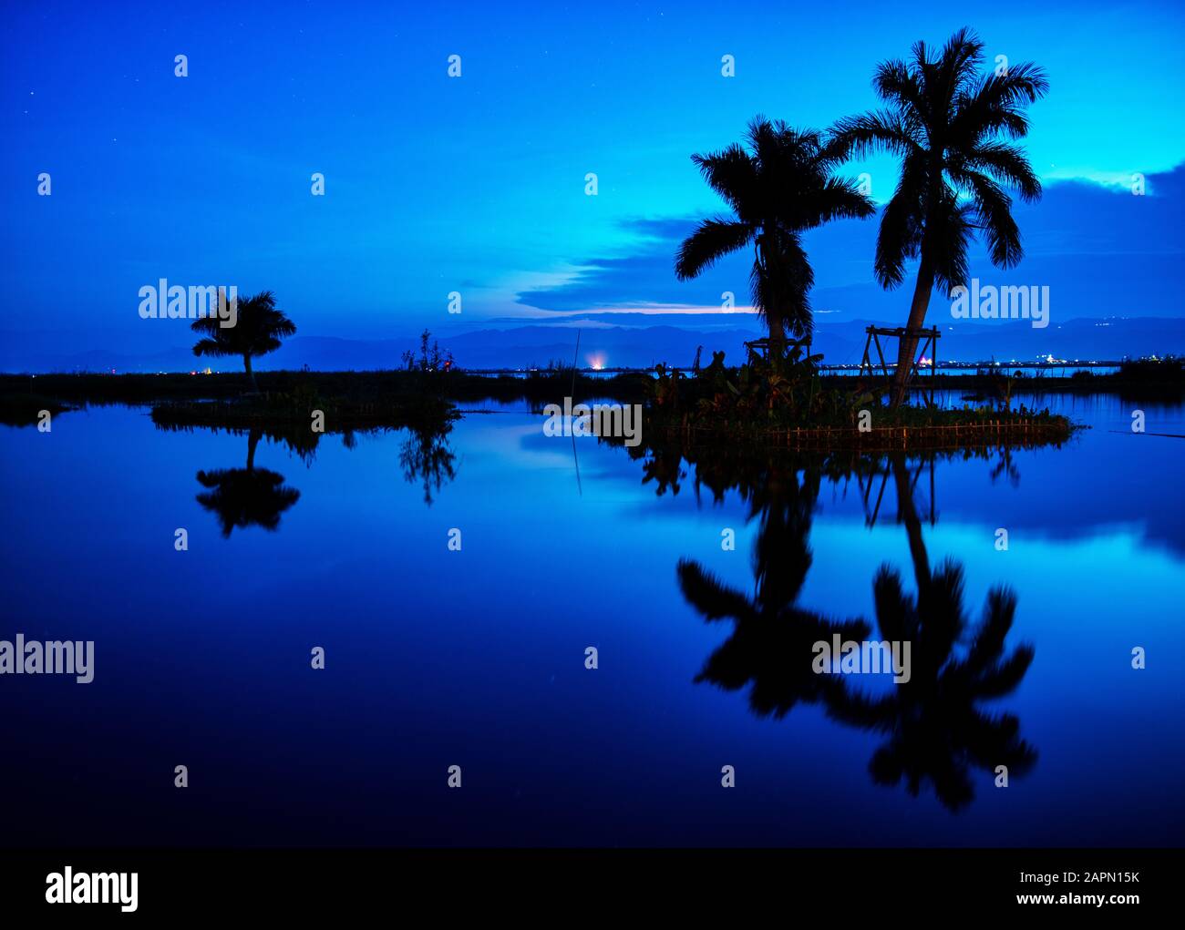 Schöner blauer Himmel an einem Strand in den Tropen Stockfoto