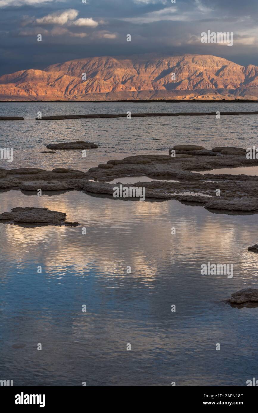 Malerischer Sonnenuntergang über dem Toten Meer Stockfoto