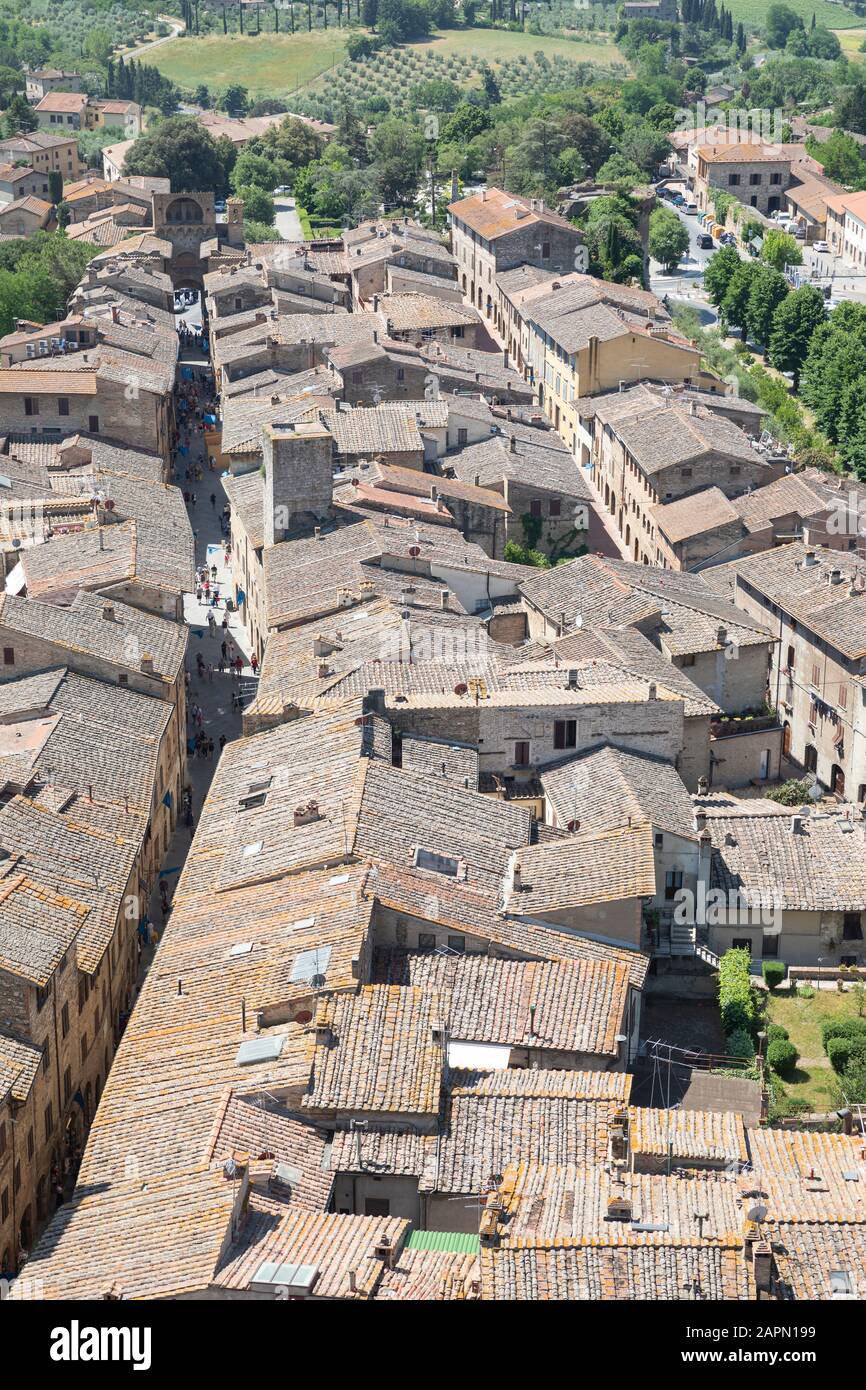 Dächer von San Gimignano, Italien, wie aus dem berühmten Torre Grossa gesehen. Porta San Giovanni ist im Hintergrund. Stockfoto