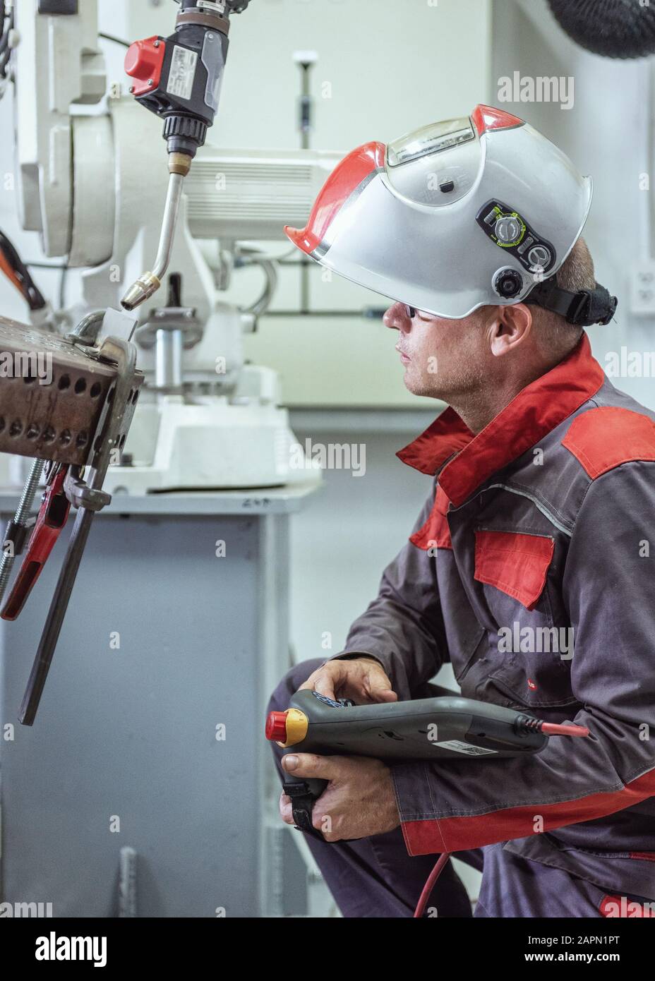 Ingenieur prüft und steuert Schweißrobotik automatische Waffenmaschine in intelligenter werksseitigen Automobilindustrie mit Überwachungssoftware. Stelle Stockfoto