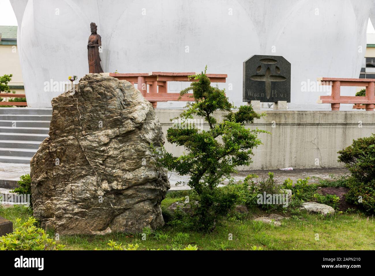 Futtsu, Japan. Das Gelände und der Park der Tokioter Bucht Kannon (Tokyo Wan Kannon), eine 56 m hohe Statue, die Guanyin, die buddhistische Gottheit der Barmherzigkeit, darstellt Stockfoto