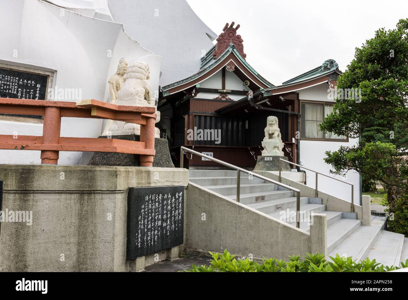 Futtsu, Japan. Das Gelände und der Park der Tokioter Bucht Kannon (Tokyo Wan Kannon), eine 56 m hohe Statue, die Guanyin, die buddhistische Gottheit der Barmherzigkeit, darstellt Stockfoto