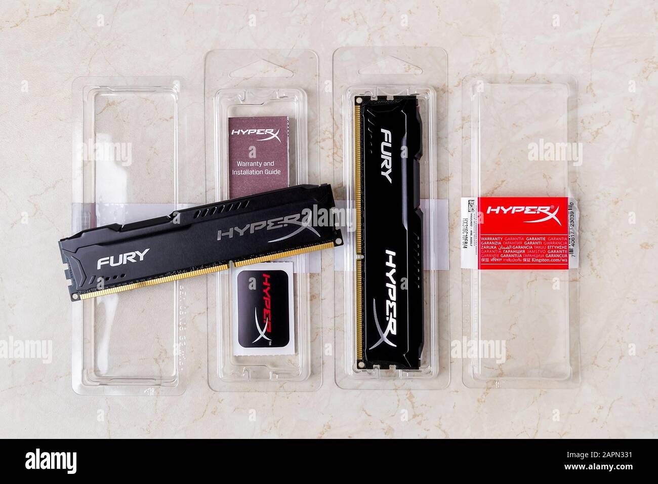 Varna, Bulgarien, 23. Januar 2020. Zwei geöffnete Boxen mit RAM Kingston Fury Speichermodulen, Aufkleber und Garantie. DIMM DDR 3 Kingston HyperX Fury. Stockfoto