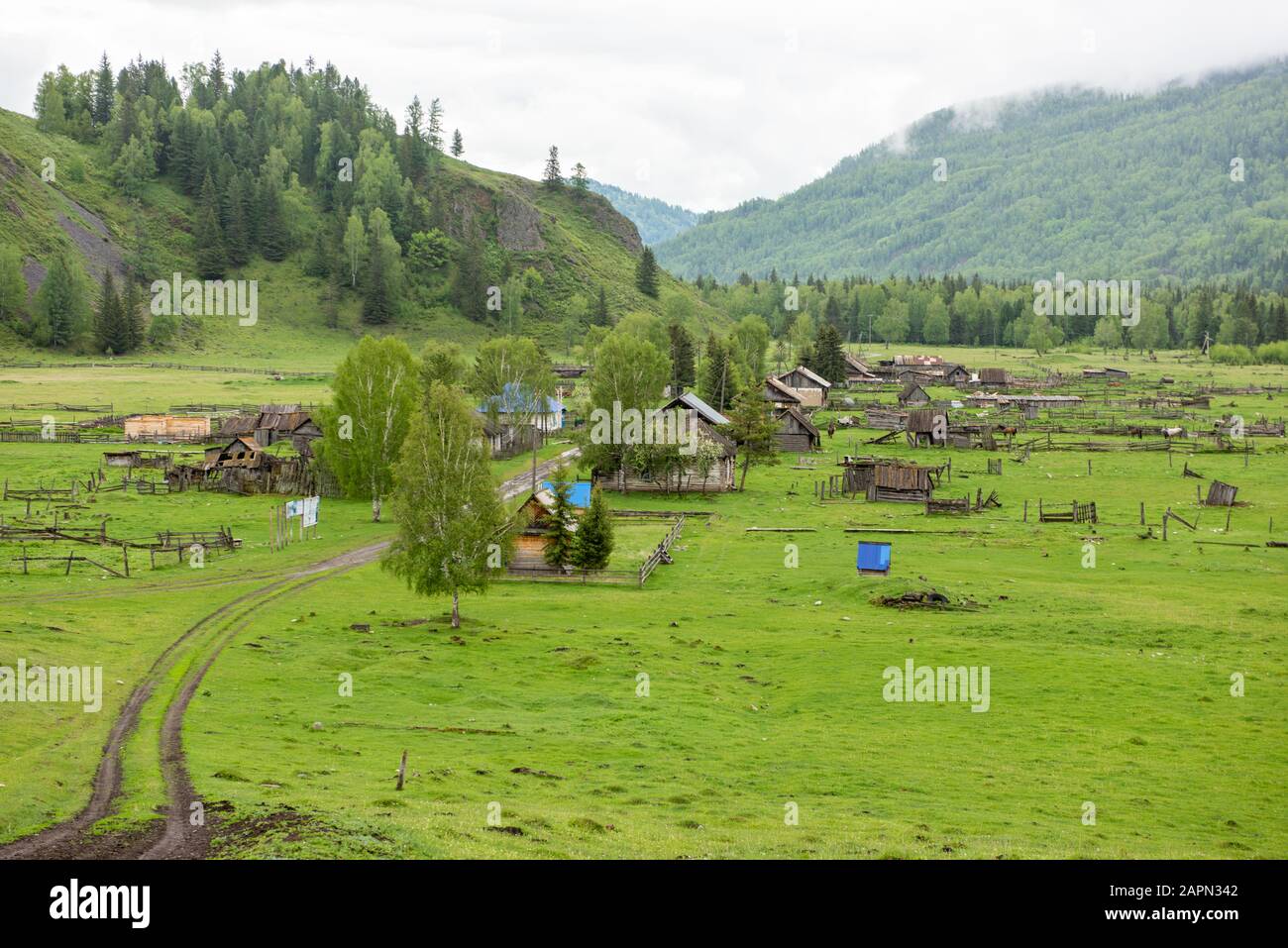 Das Dorf, zwischen den Bergen gelegen Stockfoto