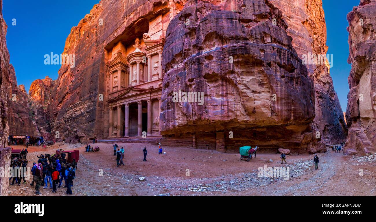 Panoramablick auf die Schatzkammer Al Khazneh Stockfoto