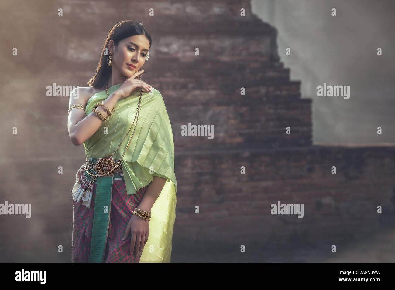 Schöne Frau in traditionellem Kostüm, asiatische Frau, die typische thailändische Kultur der Identität des Kleides von Thailand trägt. Stockfoto