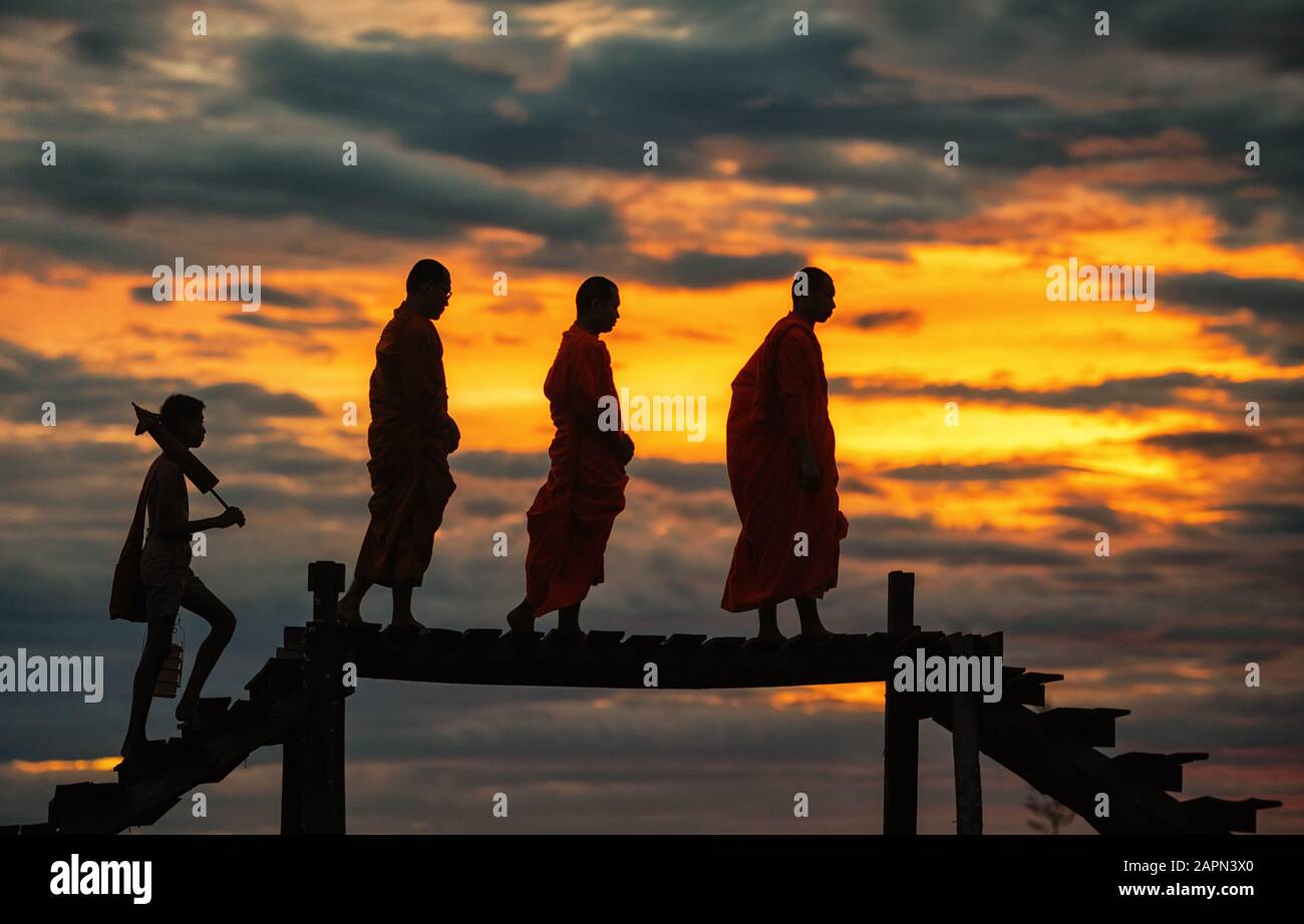 Buddhistische Mönche am Morgen traditionelle Almosen in Thailand geben. Stockfoto