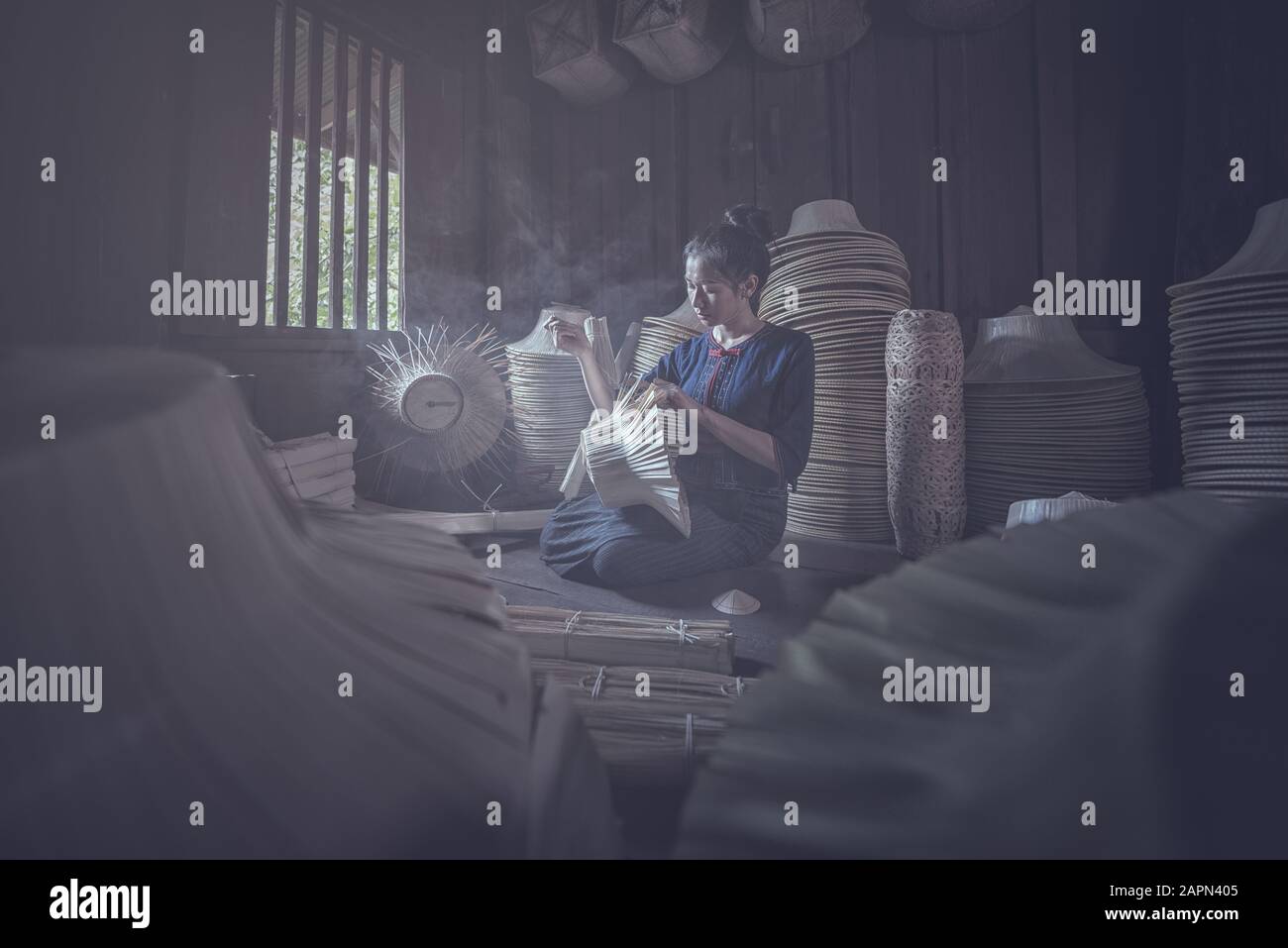Frau In Ethnischen Traditionellen Völkern Nationales thailändisches Kostüm Weaving Hüte. Hüte, die aus Palmblättern gewebt werden. Stockfoto