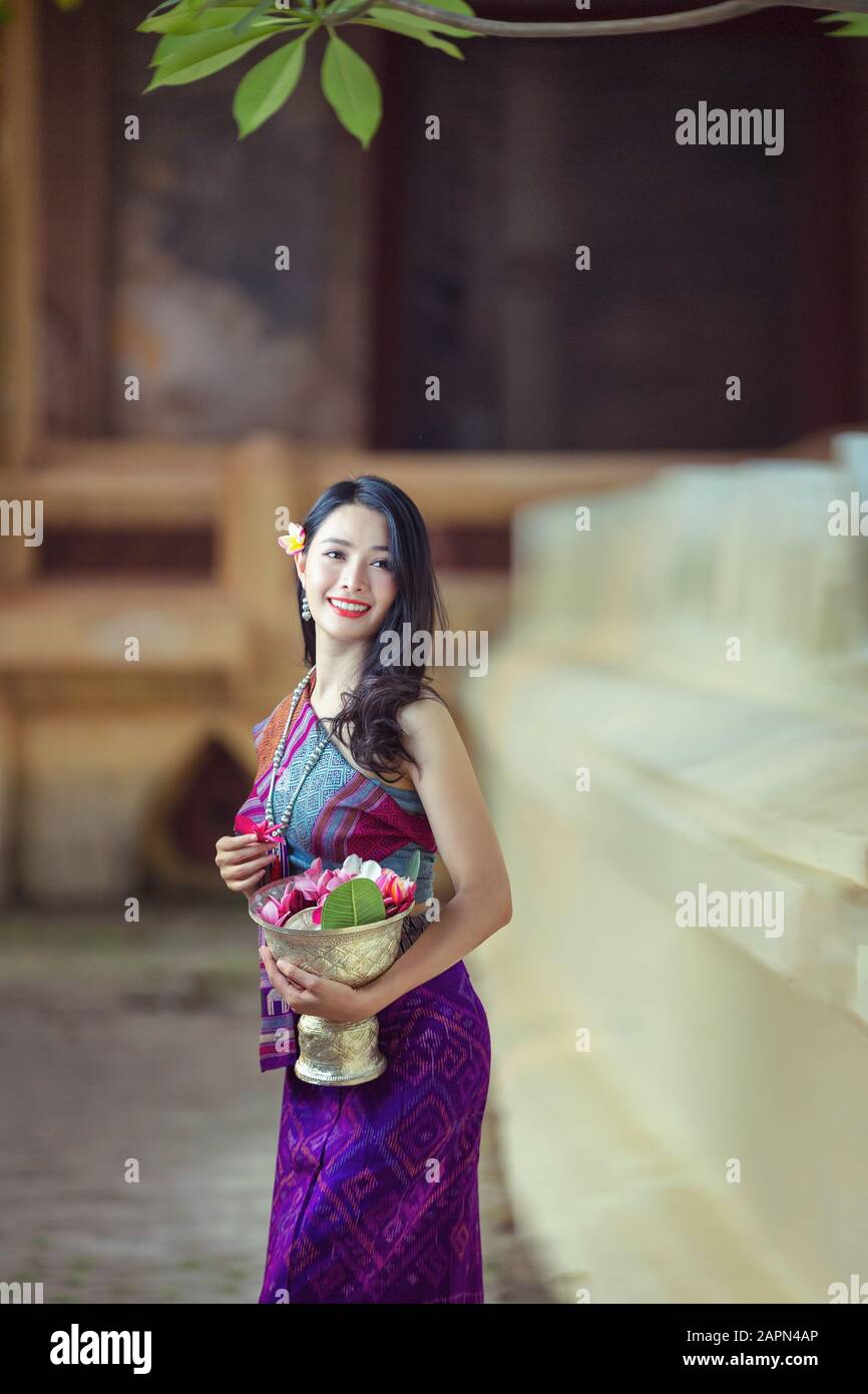 Schönes Mädchen aus Laos in Kostüm, asiatische Frau mit traditioneller Laos-Kultur, Vintage-Stil, traditionelle Suite Stockfoto