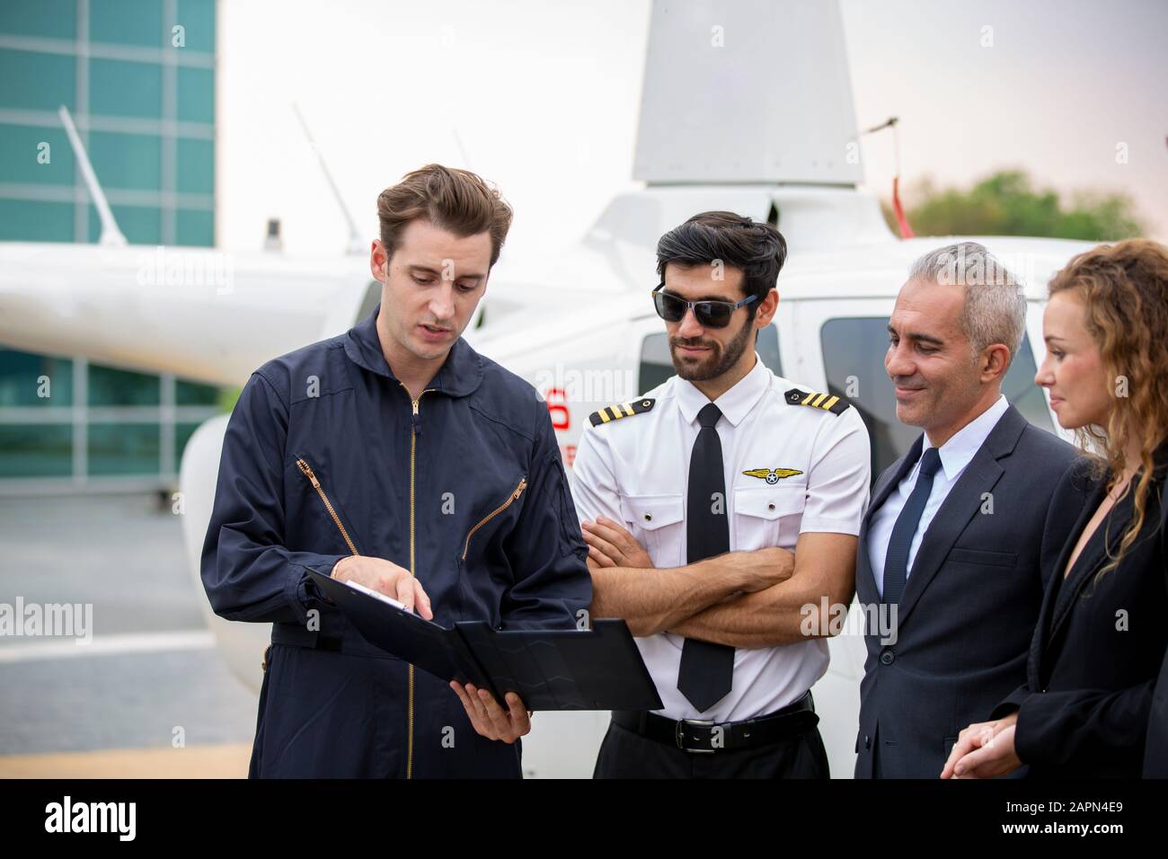 Techniker melden Überprüfung des Hubschraubers an Pilot- und Hubschrauberservice-Geschäftsinhaber Stockfoto