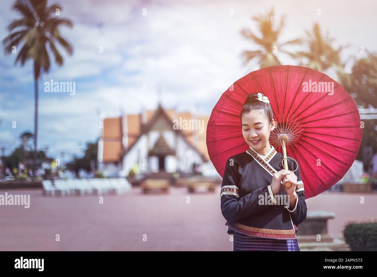 Porträt der Schönen thailändischen Frauen in Lanna Tracht, Handgefertigter Regenschirm, der Vintage-Stil in Thailand macht Stockfoto