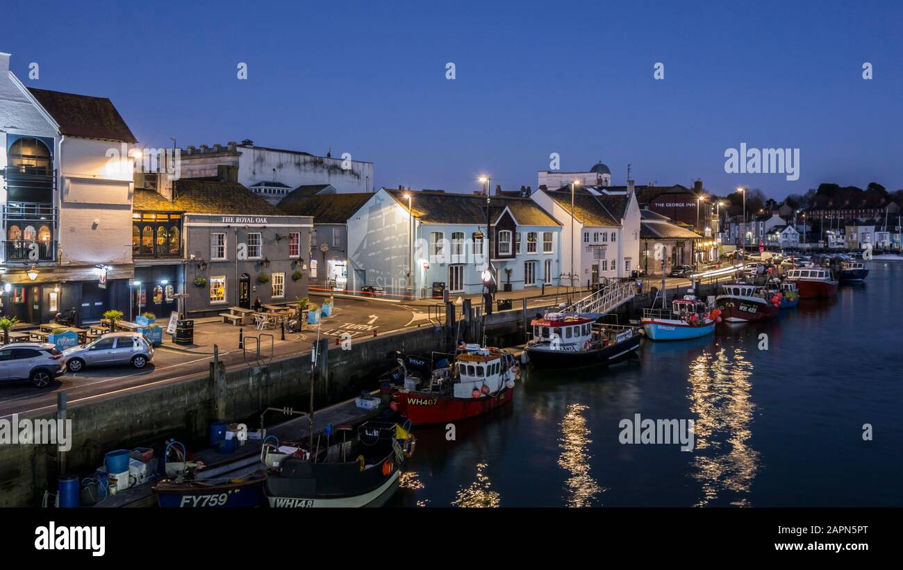 Weymouth Old Harbour dämmert in die Nacht auf dem Fluss wey Boote und Hafen Seite bunte Häuser und Pubs, weymouth, dorset, england, Großbritannien, gb jan 2020 Stockfoto