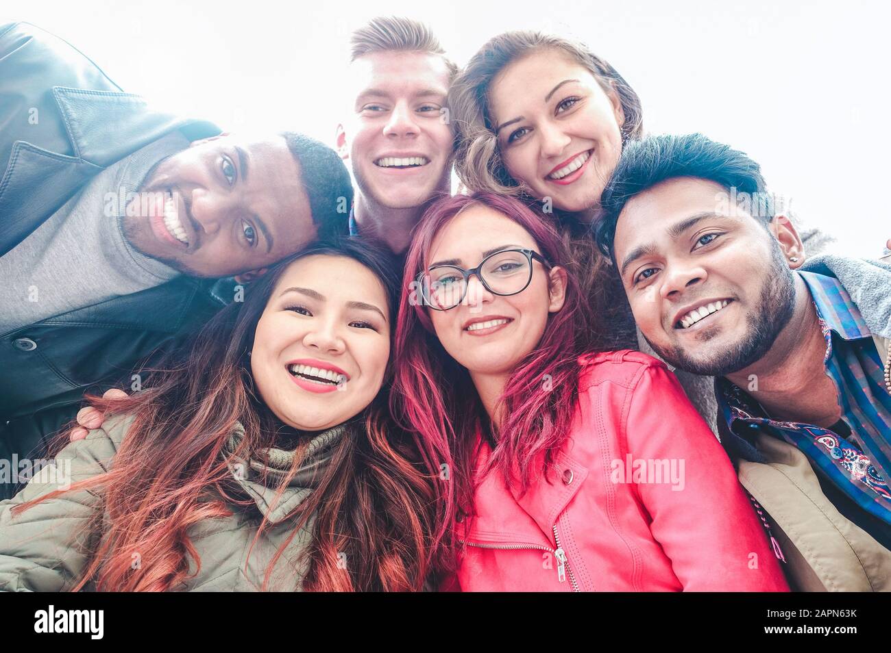 Fröhliche Freunde aus verschiedenen Kulturen und Rassen, die selfie besuchen - Studenten, die sich über Technologietrends an der erasmus-universität lustig machen - Jugend, Technik und Frien Stockfoto