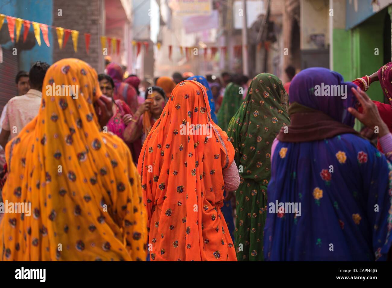 Mathura, INDIEN - Februar 25.2018: Frauen in bunten Sarenen im Dorf Agra, Indien Stockfoto