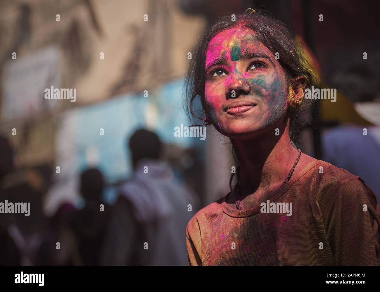 Mathura, INDIEN - Februar 25.2018: Ein indisches Mädchen, das mit Farben auf dem Gesicht verschmiert wurde, posiert für ein Foto während der Holi-Festfeier in Math Stockfoto