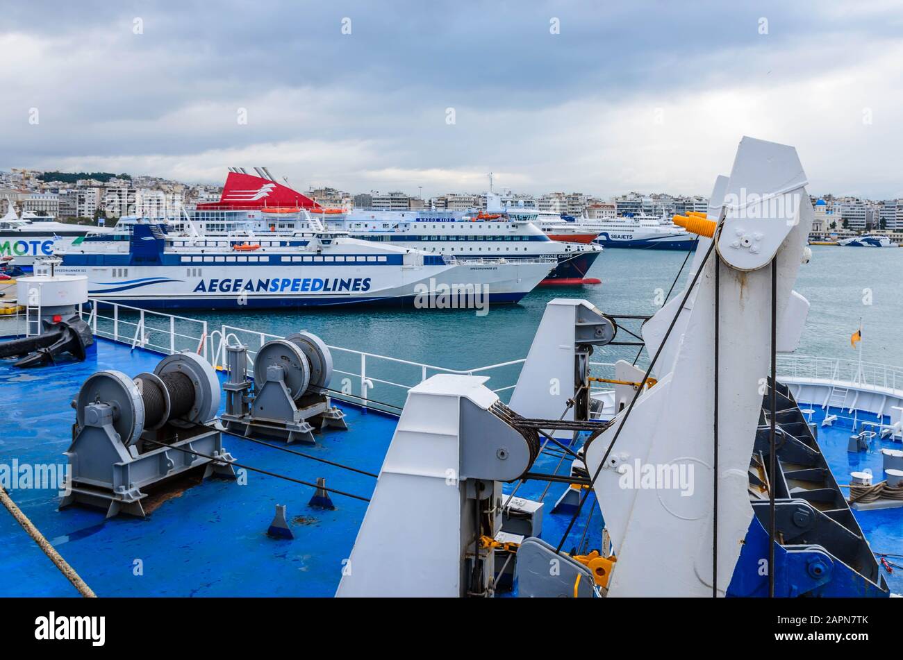 Blick auf die Ausrüstung eines Fährbogens.Im Hintergrund der Hafen von Piräus und die verankerten Schiffe Stockfoto