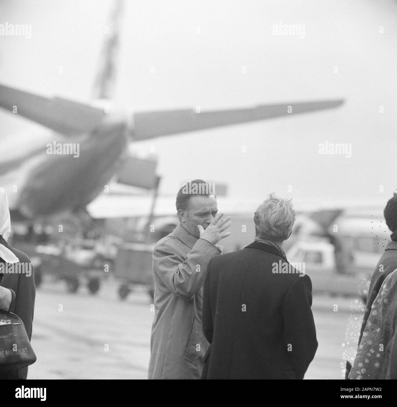 Richard Burton filmte heute am Flughafen Schiphol, Szenenaufnahme auf der Plattform [Recordings Film The Spy Who Came in From The Cold] Datum: 26. April 1965 Ort: Noord-Holland, Schiphol Keywords: Schauspieler, Filme, Filmstars, Flughäfen persönlicher Name: Burton Richard Stockfoto