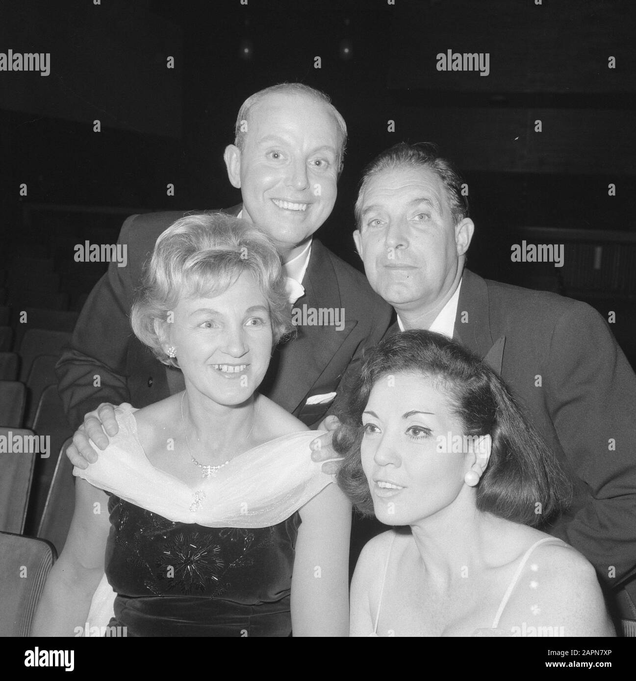Premiere Volksoper im Cinema West in Amsterdam, für Petra van de Bogaerde (lyrische Sopranistin, links), Rosy van Daele (dramatische Sopranistin). Hinter Antonie Wink (links) und Chris Scheffer (Tenor, rechts) Datum: 24. November 1964 Ort: Amsterdam, Noord-Holland Schlüsselwörter: Musik, Oper, Soprano, Tenöre, Sänger persönlicher Name: Bogaerde Petra van De, Cinema West, Daele Rosy van, Scheffer, Chris, Volksoper, Wink, Antonie Stockfoto