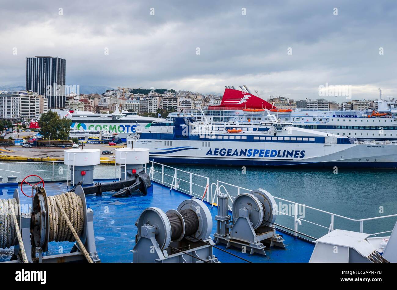 Blick auf die Ausrüstung eines Fährbogens.Im Hintergrund der Hafen von Piräus und die verankerten Schiffe Stockfoto