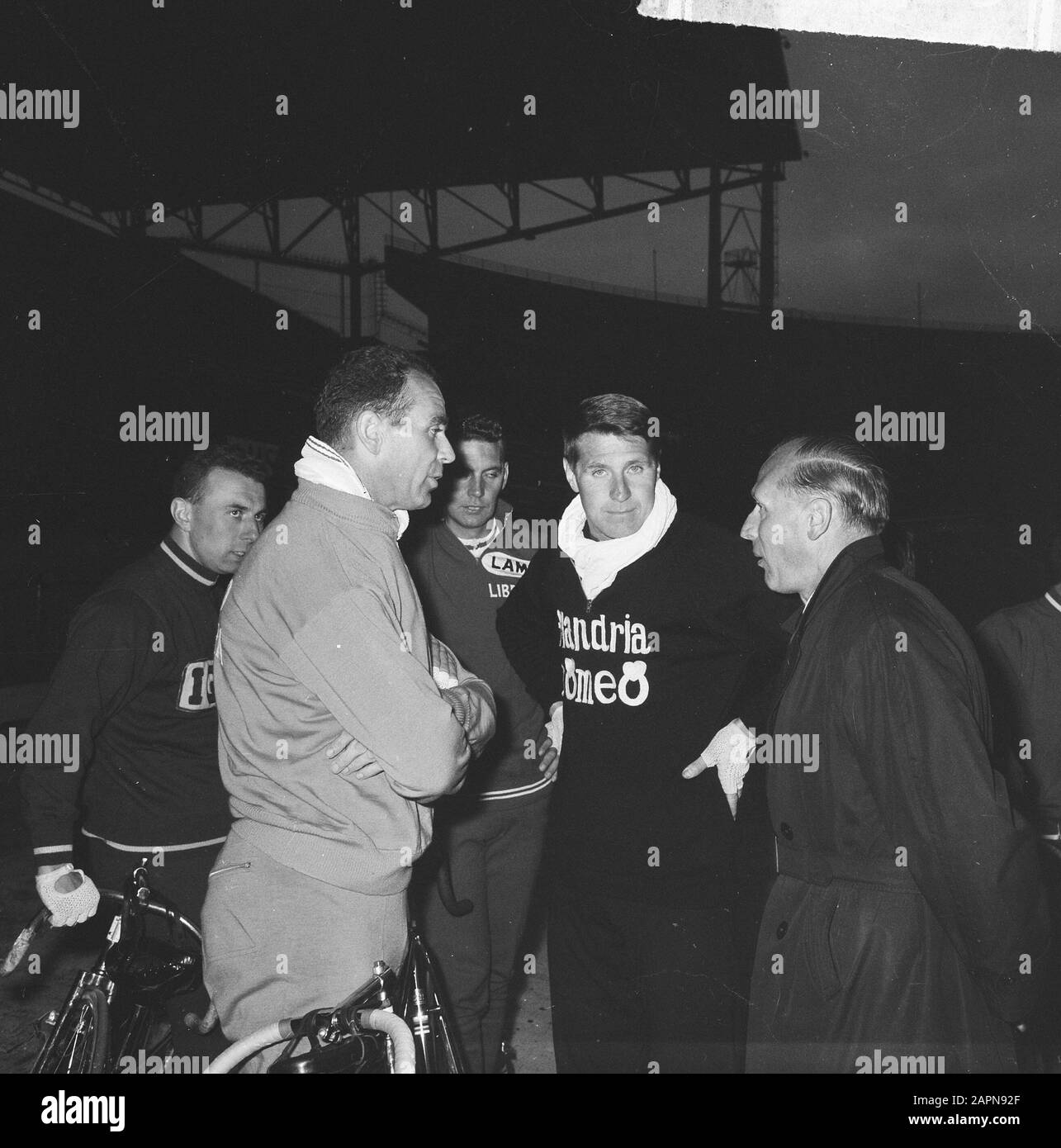 Radrennen im Olympiastadion, vor dem Start von Rik van Steenbergen, Peter Post, Jan Derksen Datum: 3. Juni 1965 Schlagwörter: Wieler CONCESTS Personenname: Derksen, Jan, Post, Peter Institution Name: Olympiastadion Stockfoto