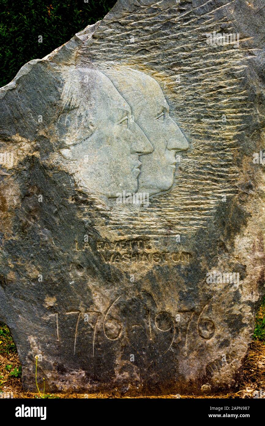 Stein des zweihundertjährigen Bestehens der USA im Schloss Chavaniac Lafayette, einheimisches Dorf Marquis de Lafayette, Département Haute-loir, Region Auvergne Rhone-Alpen, Franc Stockfoto