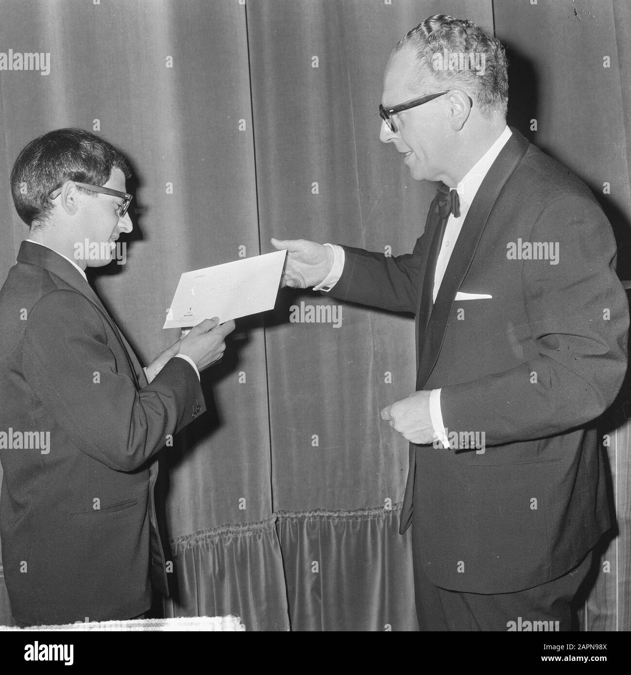 Ende der Filmwoche in Arnhem vergibt Minister Vrolijk Staatsprijs voor filmkunst 1965 an Filmemacher Frans Weisz (links) Datum: 19. Juni 1965 Ort: Arnhem, Gelderland Schlagwörter: Filmwochen, Preisverleihung Personenname: Vrolijk, Maarten, Weisz, Französisch Stockfoto