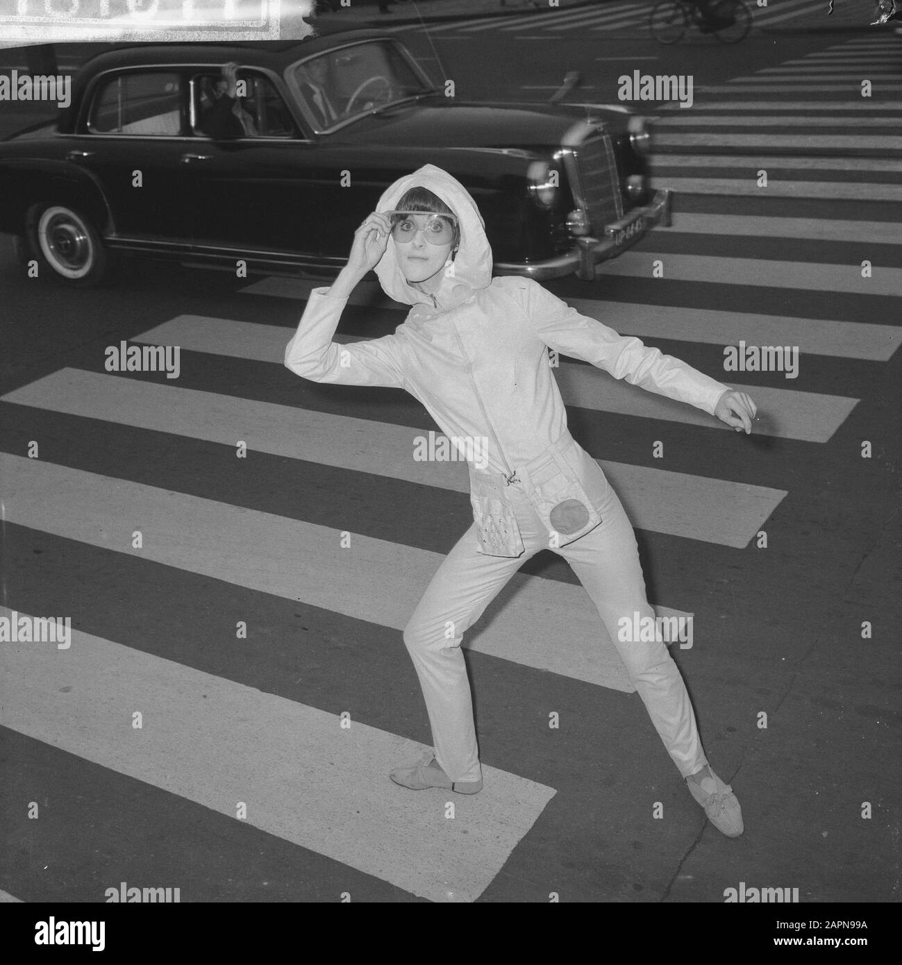 Josje Leger und Marijke Kooger zeigen das neue Beat-Mode Modul aus Kunststoff Datum: 23. August 1965 Schlagwörter: Modepersonname: Kooger, Marijke, Army, Josje Stockfoto