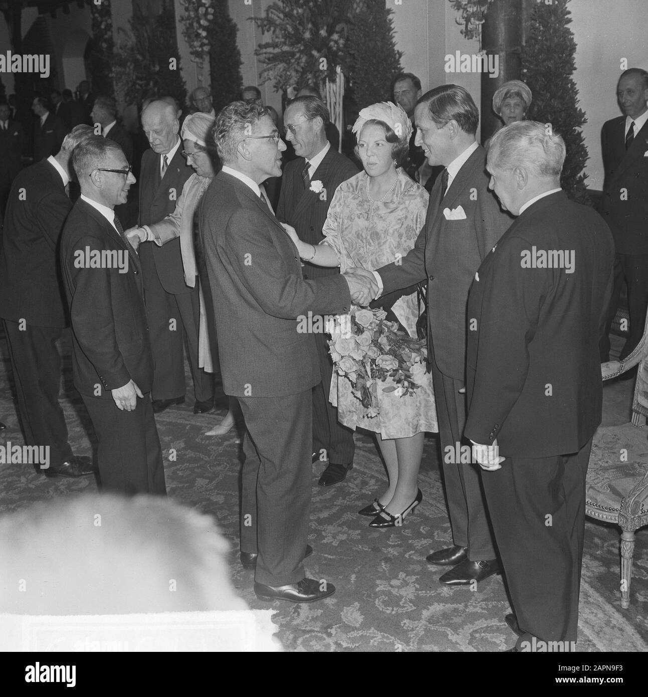 Engagement Prinzessin Beatrix auf dem Binnenhof, betrottete PA erhält Glückwunsch Datum: 29. Juni 1965 Schlüsselwörter: CONGRATUTIONS, Belege, Engagement persönlicher Name: Beatrix, Prinzessin Stockfoto