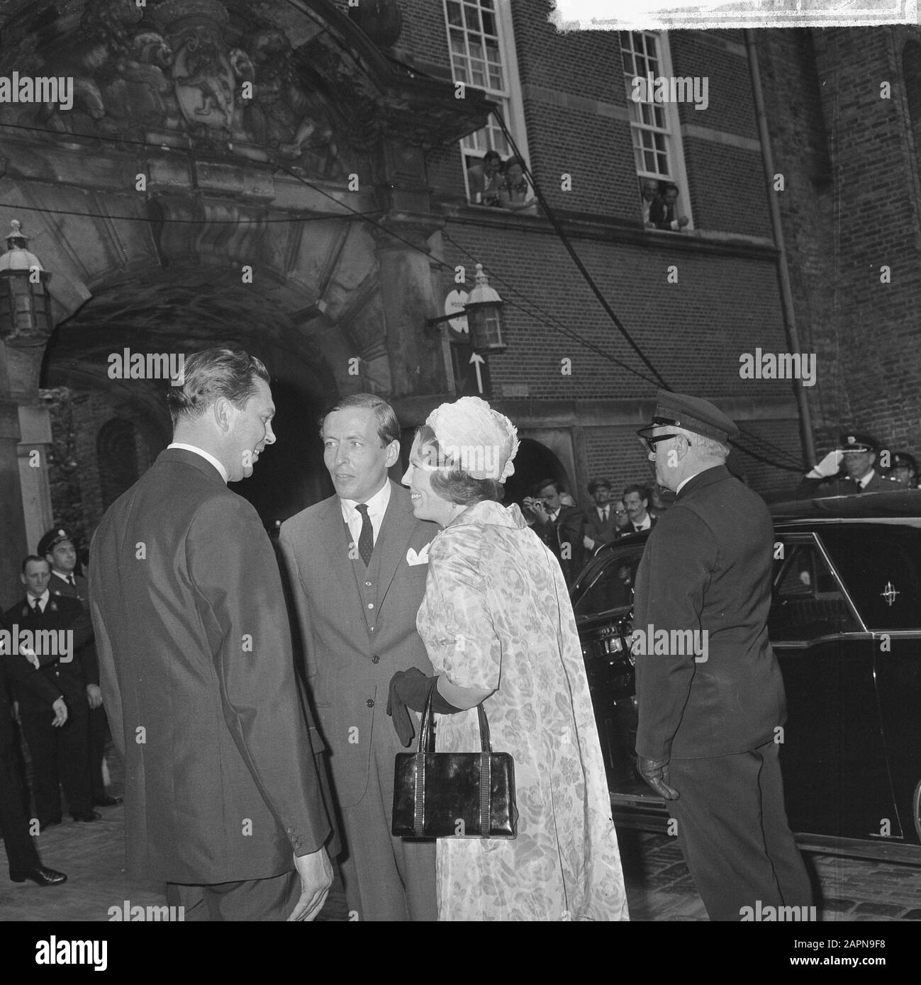 Engagement Prinzessin Beatrix, Ministerin Biesheuvel im Gespräch mit dem engagierten Paar Datum: 29. Juni 1965 Schlüsselwörter: Engagement, Gespräche persönlicher Name: Beatrix, Prinzessin, Biesheuvel, Barend: Nijs, Jac. De/Anefo Stockfoto