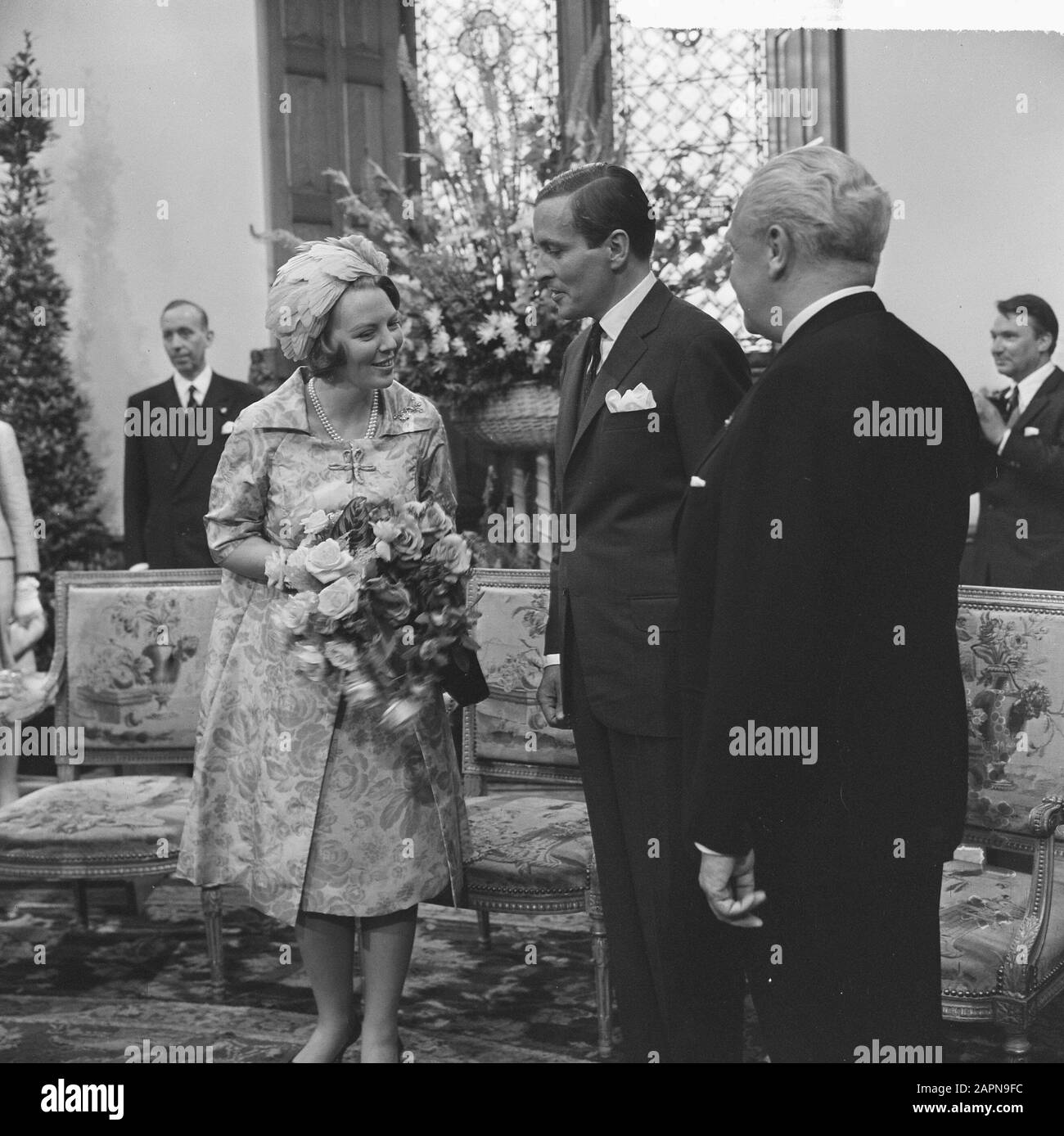 Engagement Prinzessin Beatrix auf dem Binnenhof, betrottete PA erhält Glückwunsch Datum: 29. Juni 1965 Schlüsselwörter: CONGRATUTIONS, Belege, Engagement persönlicher Name: Beatrix, Prinzessin Stockfoto