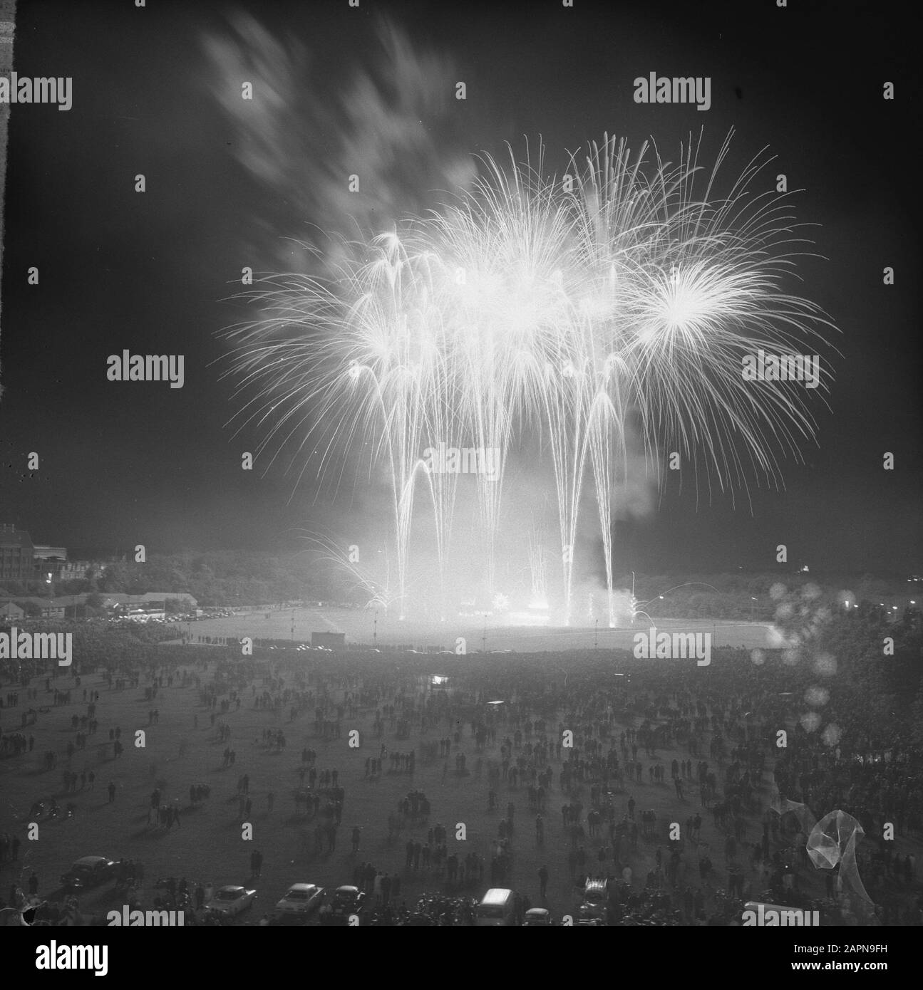 Feuerwerk op het Malieveld, Übersicht Feuerwerk Datum: 29. Juni 1965 Schlüsselwörter: VIREWERK, Engagement persönlicher Name: Malieveld Stockfoto