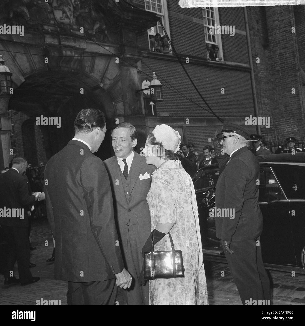 Engagement Prinzessin Beatrix, Ministerin Biesheuvel im Gespräch mit dem engagierten Paar Datum: 29. Juni 1965 Schlüsselwörter: Engagement, Gespräche persönlicher Name: Beatrix, Prinzessin, Biesheuvel, Barend: Nijs, Jac. De/Anefo Stockfoto