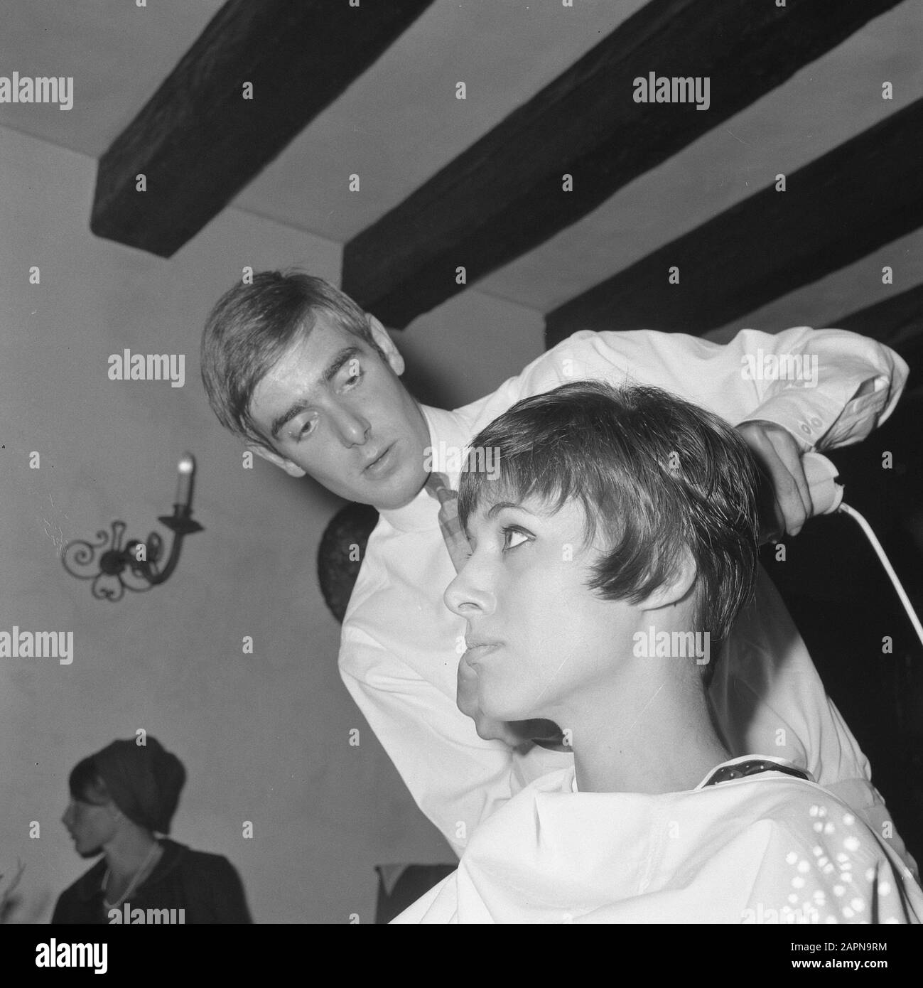 Friseursalon Tendens 1966, von Friseursalon Mario (Kurzhaarfriseur Mario bei der Arbeit Datum: 23. Juli 1965 Schlagwörter: Friseure, Frisuren Stockfoto