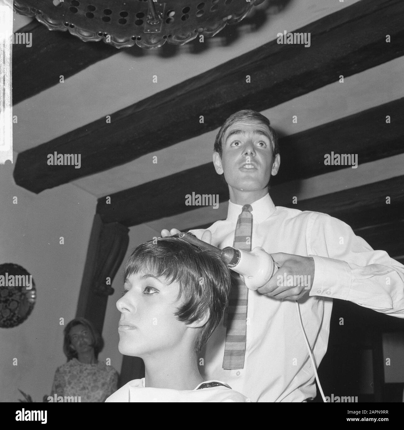 Friseursalon Tendens 1966, von Friseursalon Mario (Kurzhaarfriseur Mario bei der Arbeit Datum: 23. Juli 1965 Schlagwörter: Friseure, Frisuren Stockfoto