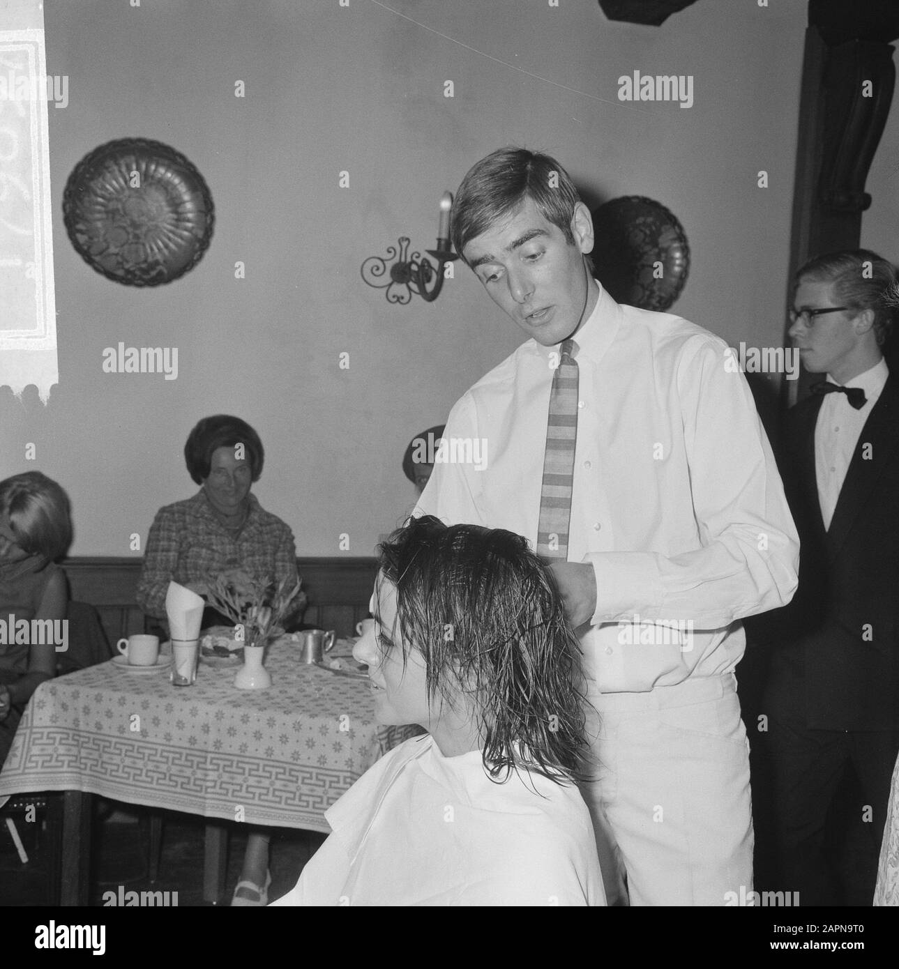 Friseursalon Tendens 1966, von Friseursalon Mario (Kurzhaarfriseur Mario bei der Arbeit Datum: 23. Juli 1965 Schlagwörter: Friseure, Frisuren Stockfoto