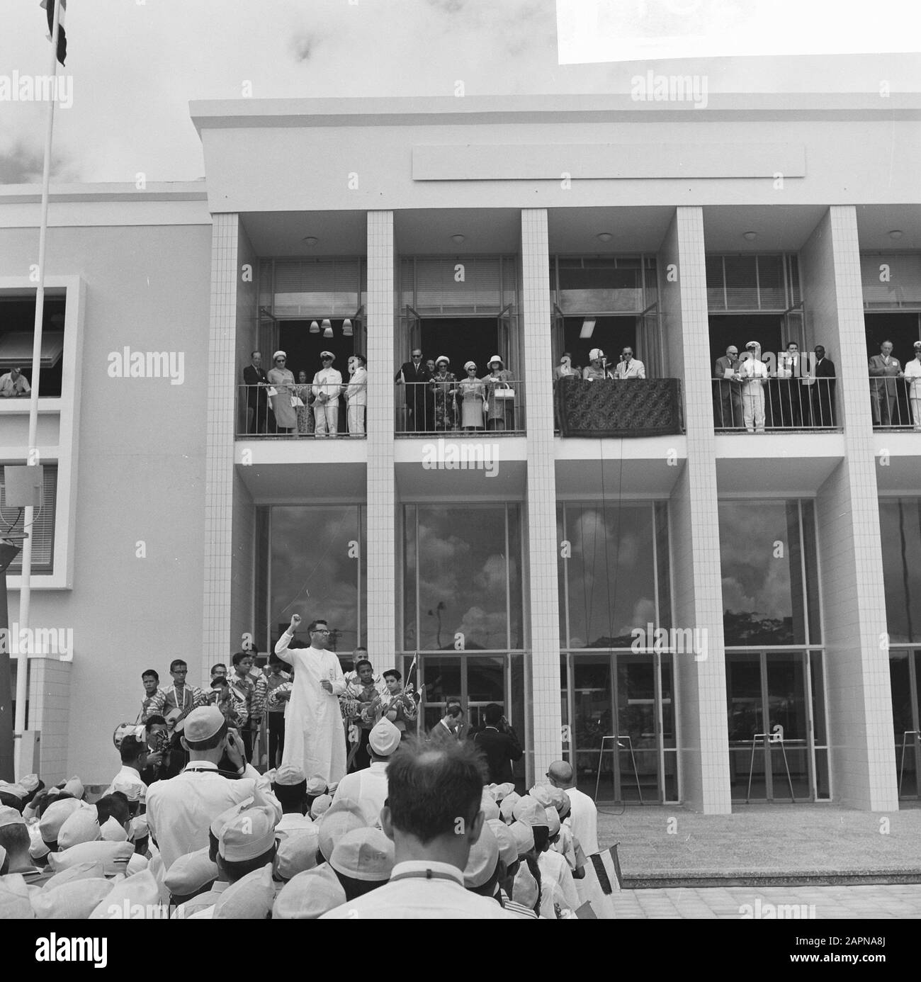Königlicher Besuch in Aruba, Landskantoor Oranjestad Datum: 3. Oktober 1965 Ort: Aruba, Oranjestad Schlüsselwörter: Besuche Stockfoto