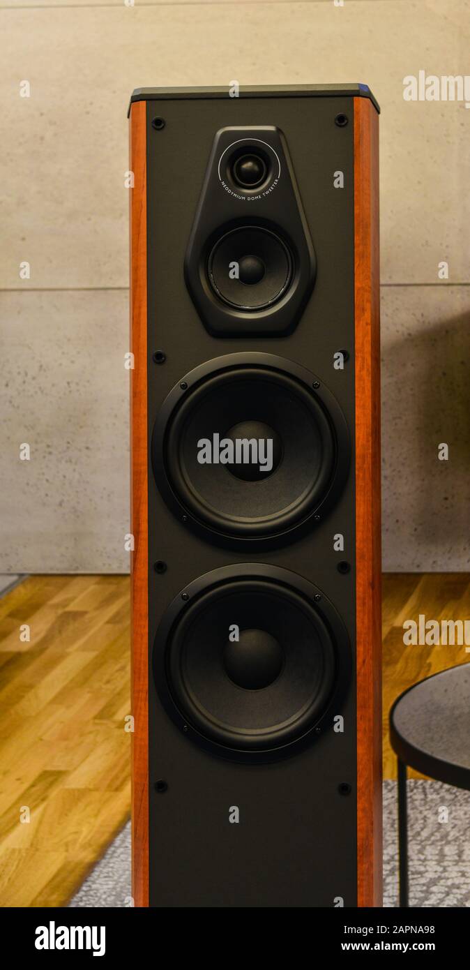 Saigon, Vietnam - Sep 29, 2019. Stereo Lautsprecher System für die Anzeige im Store in der Innenstadt von Saigon (Ho Chi Minh), Vietnam. Stockfoto