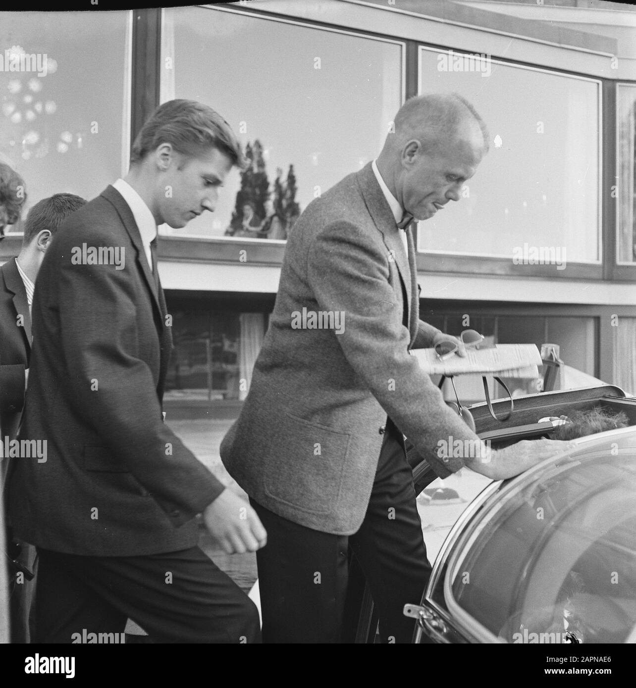 Besuch des Astronauten John Glenn und seiner Familie John Glenn in Amsterdam beim Einsteigen in das Kanalboot Datum: 9. Oktober 1965 Standort: Amsterdam, Noord-Holland Schlagwörter: Sightseeing-Boote, Raumfahrzeuge persönlicher Name: Glenn, John H. Stockfoto