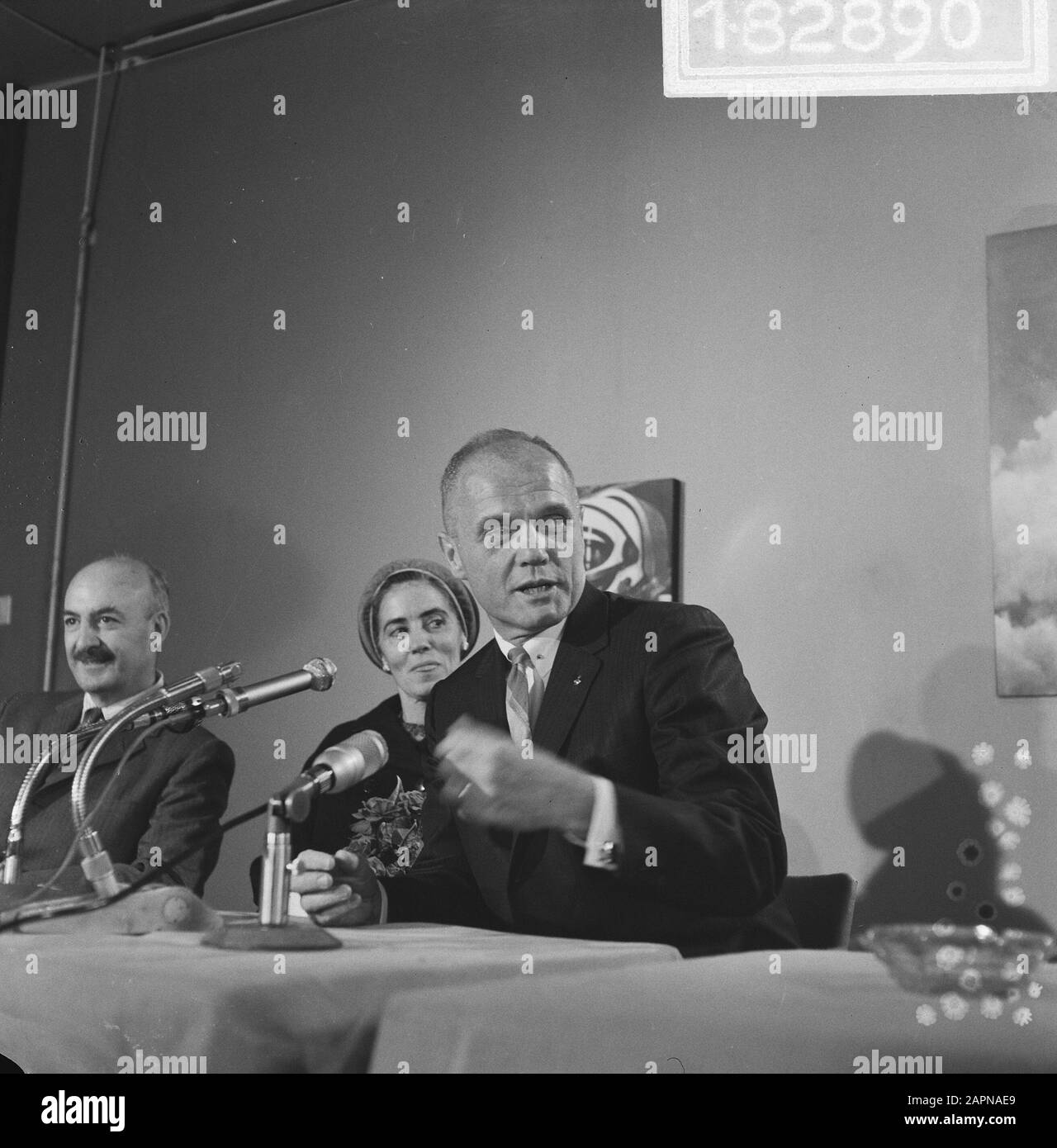 Besuch des Astronauten John Glenn und seiner Familie John Glenn in den Niederlanden während einer Rede Datum: 9. Oktober 1965 Ort: Noord-Holland, Schiphol Schlüsselwörter: Besuche, Raumfahrzeuge, Reden persönlicher Name: Glenn, John H. Stockfoto