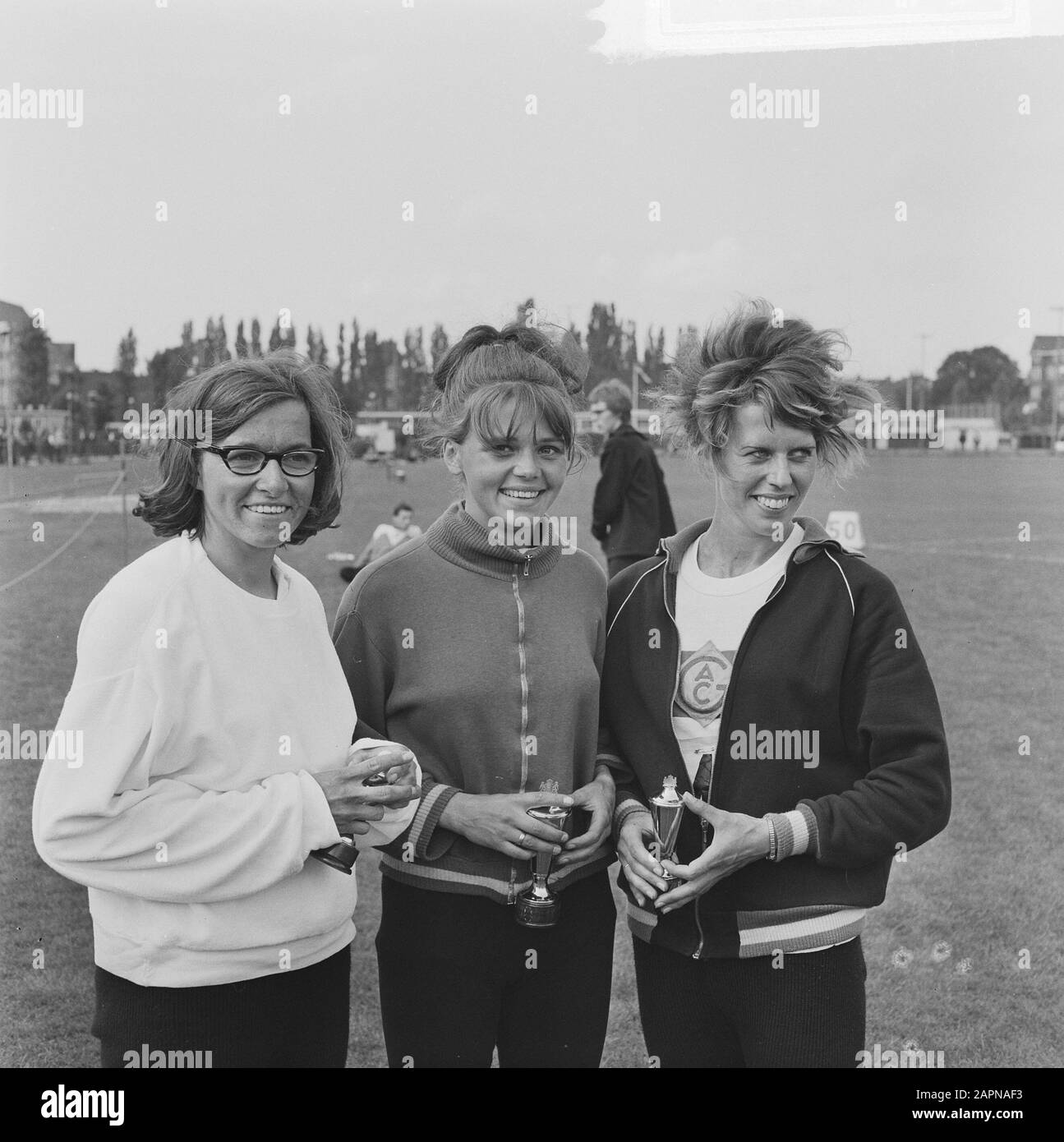 Leichtathletik-Meisterschaften von Amsterdam im Sintelbaan eröffnen. 400 Meter Damen, links G. Soesbeek, H. Slaman und J. van Eyk vos Datum: 7. August 1965 Ort: Amsterdam Schlagwörter: Leichtathletik, Meisterschaften persönlicher Name: Eyk vos, J. van, Slaman, Hilde, Soesbeek, Geesje Institutionenname: Sintelbaan Stockfoto