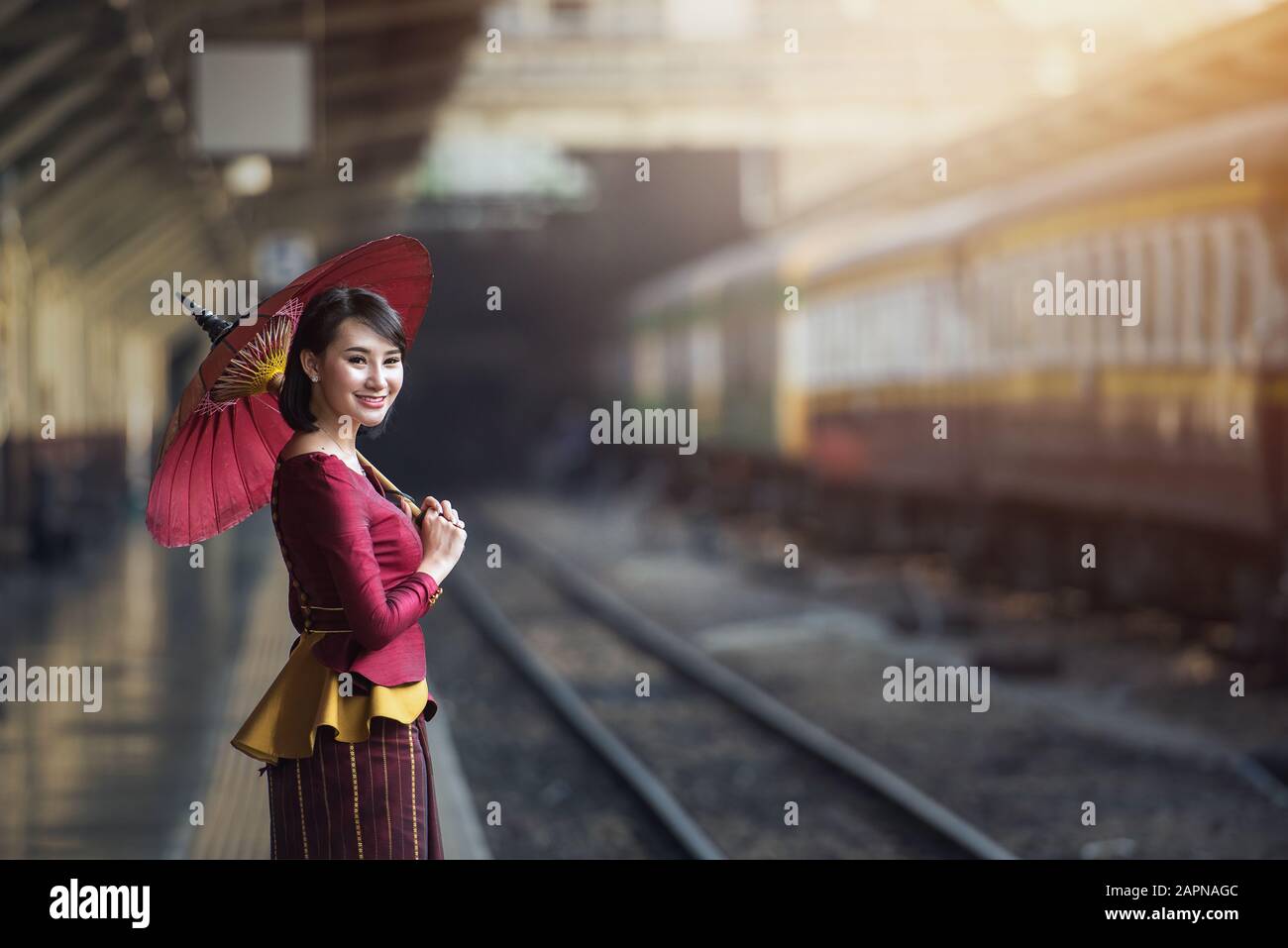 Traveler girl Walking und wartet Zug am Bahnsteig Stockfoto