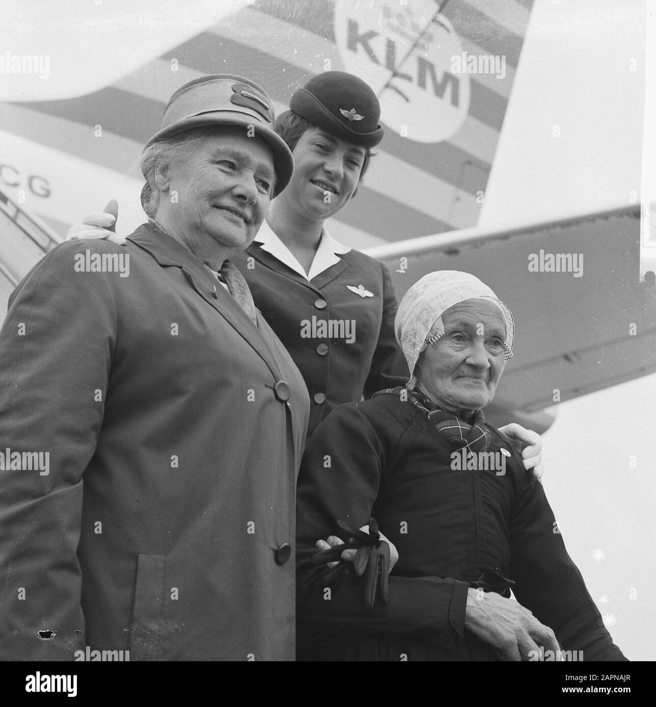 Maartje Velleke - den Herder (84 Jahre alt) auf Schiphol bei ihrer Abreise nach Kalifornien in den Vereinigten Staaten, wo sie einen Familienbesuch macht, Begleitet von ihrer Hilfe im Haushalt Frau Van Waard Maartje Velleke - den Herder (rechts) und Frau Van Waard auf der Flugzeugtreppe Datum: 12. Oktober 1965 Standort: Noord-Holland, Schiphol Schlüsselwörter: An- und Abreise, Senioren, Flugzeugpersonal Personenname: Velleke-Den Herder, Maartje, Waard, P. W. van Stockfoto