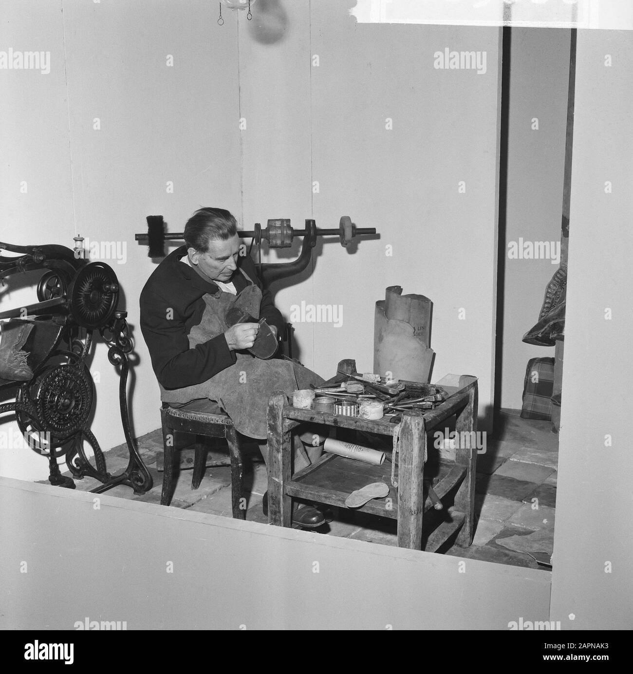 Achtzehnte internationale Verbrauchermesse Femina organisiert in den Rotterdam-Ahoy-Halls Shoemaker an einem Schuh während der Messe: 11. Oktober 1965 Standort: Rotterdam, Zuid-Holland Schlagwörter: Messen, Schuhmacher, Ausstellungen Institutionenname: Parool, The Stockfoto