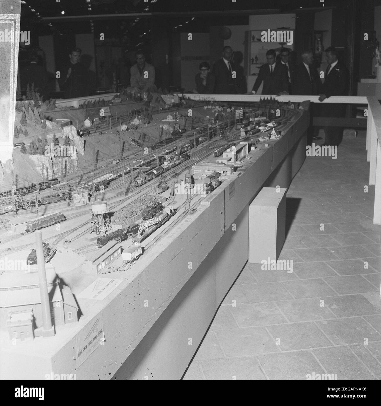 Achtzehnte internationale Verbrauchermesse Femina organisiert in den Rotterdam-Ahoy-Halls Miniatureisenbahn ausgestellt am Messetag: 11. Oktober 1965 Standort: Rotterdam, Zuid-Holland Schlagwörter: Messen, Spielzeug, Ausstellungen Institutionenname: Parool, The Stockfoto
